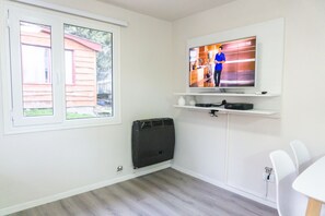 Een 42-inch smart-tv met kabelzenders, Netflix en streamingdiensten