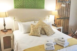 Klassieke tweepersoonskamer (Pool House - 9) | 2 slaapkamers, luxe beddengoed, individueel gedecoreerd