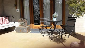 Phòng 2 giường đơn phong cách cổ điển (Pool House - 5) | Hiên