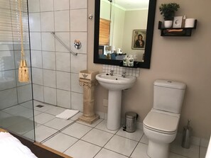 Klassieke tweepersoonskamer | Badkamer | Een douche, een regendouche, gratis toiletartikelen, een haardroger