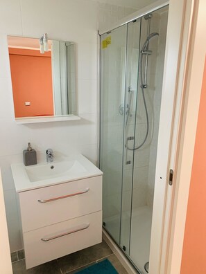 Deluxe-Dreibettzimmer | Badezimmer | Dusche, Bidet, Handtücher, Seife