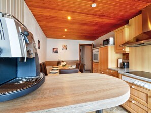 Een koelkast, een magnetron, een oven, een vaatwasser