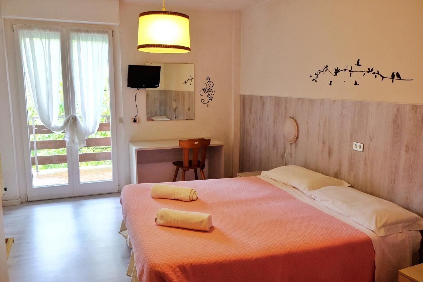 客房內保險箱、書桌、免費無線上網、床單