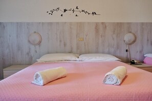 In-room safe, desk, free WiFi, bed sheets - Hotel Dolomiti Levico (Levico Terme)