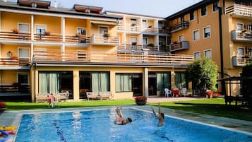 Piscina externa sazonal