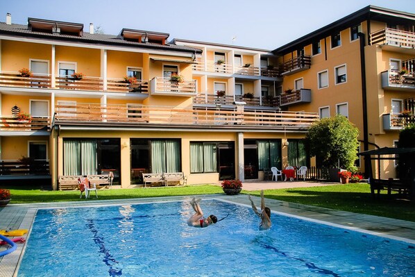 Een seizoensgebonden buitenzwembad