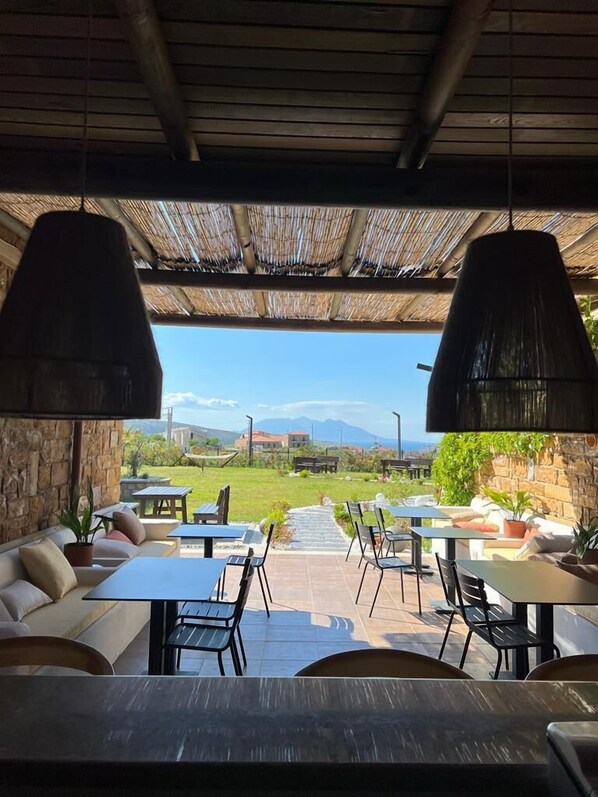 Bar (on property) - Porta Trakis Hotel (Gökçeada)