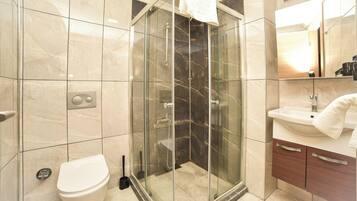 Shower, rainfall showerhead, free toiletries, hair dryer