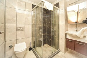 淋浴设施、大花洒淋浴喷头、免费洗浴用品、吹风机