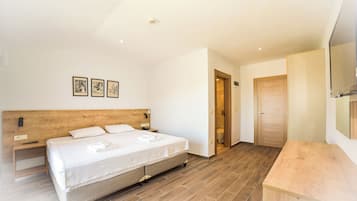 Tabla de planchar con plancha, wifi gratis y ropa de cama