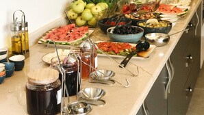 Un bufé con diversas opciones de comida y salsas.