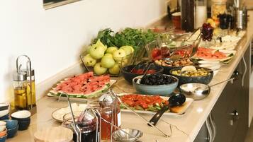 Free daily buffet breakfast