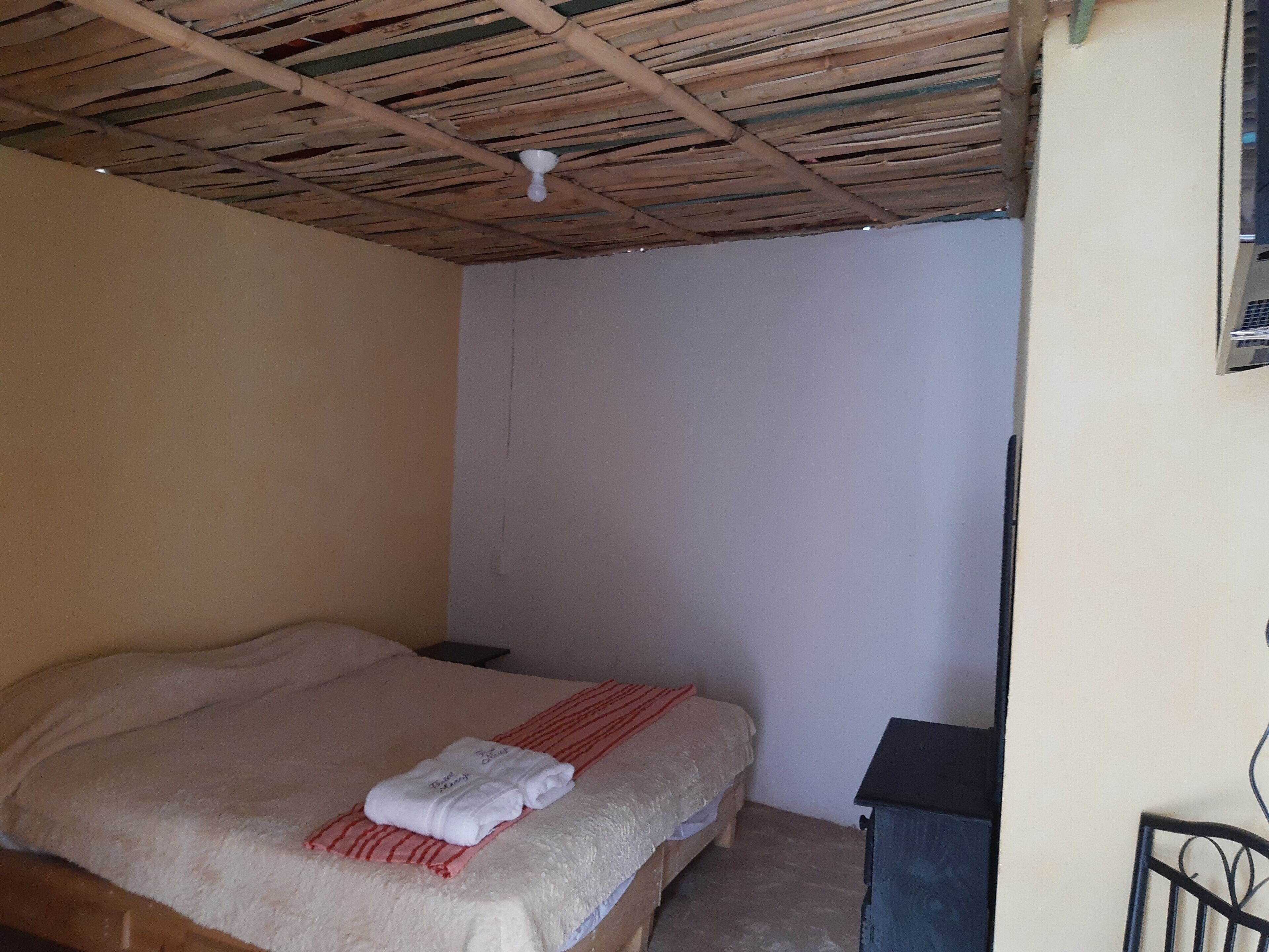 Habitación tradicional, 1 cama King size | Wifi gratis y ropa de cama 