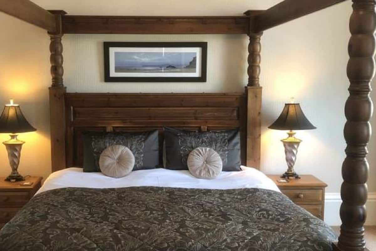 R3 Super-King Four-poster En-suite Room | Free WiFi