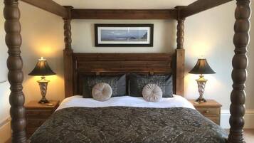 R3 Super-King Four-poster En-suite Room | Free WiFi