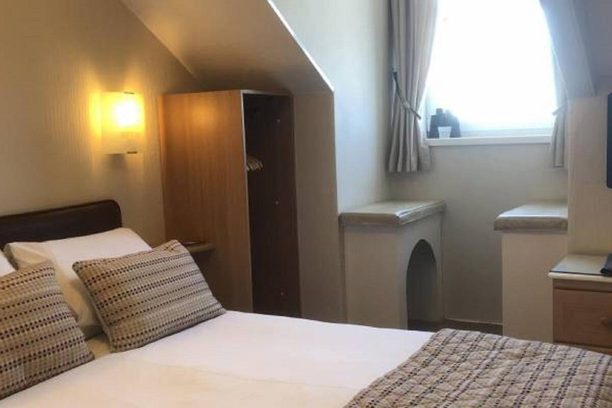 R6 Double En-suite Room | Free WiFi