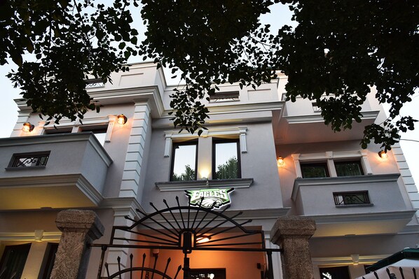 Front of property - evening/night - Eagles Philadelphia Hotel (Korçë)