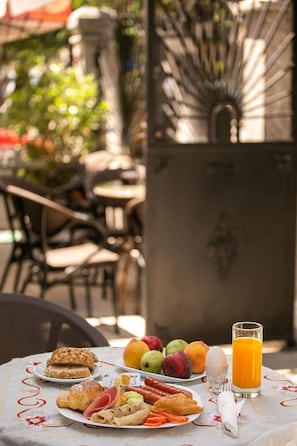 Outdoor dining - Eagles Philadelphia Hotel (Korçë)