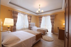 Premium bedding, memory foam beds, individually decorated - Eagles Philadelphia Hotel (Korçë)