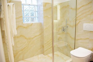 Quarto casal ou duplo luxo | Banheiro | Chuveiro, ducha de hidromassagem, produtos de toalete de grife 