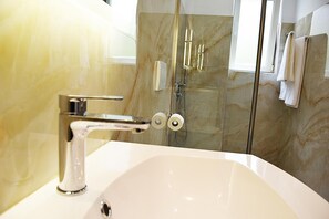 Shower, hydromassage showerhead, designer toiletries, hair dryer - Eagles Philadelphia Hotel (Korçë)