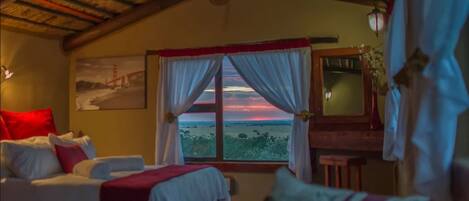 Lions Rest Chalet | Desk, bed sheets, wheelchair access