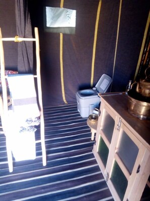 Kamar Single | Kamar mandi | Shower, pancuran hujan, dan handuk