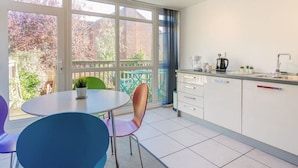 Luxury Apartment | Private kitchen | Coffee/tea maker, fridge, microwave, oven - Luxury Central Townhouse - Double Terrace, Free Parking. (Harrogate)