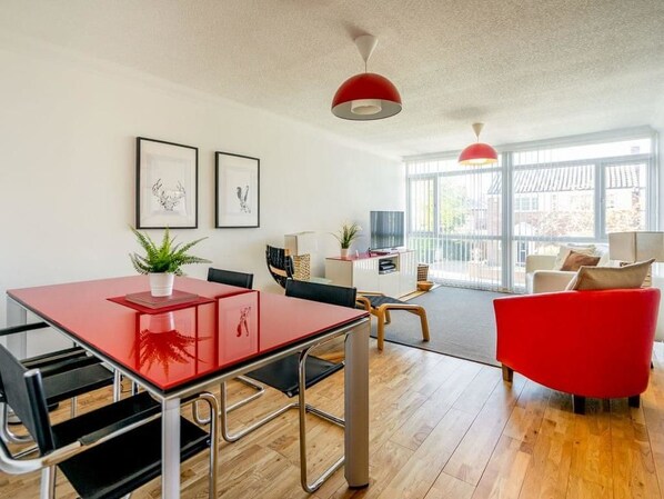 Luxury Apartment | Living area | Flat-screen TV - Luxury Central Townhouse - Double Terrace, Free Parking. (Harrogate)