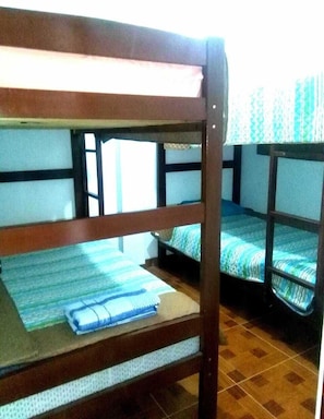 Chambre Quadruple, plusieurs lits | Draps fournis