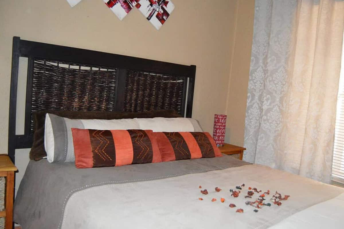 Classic Double Room (Brown) | Desk, bed sheets