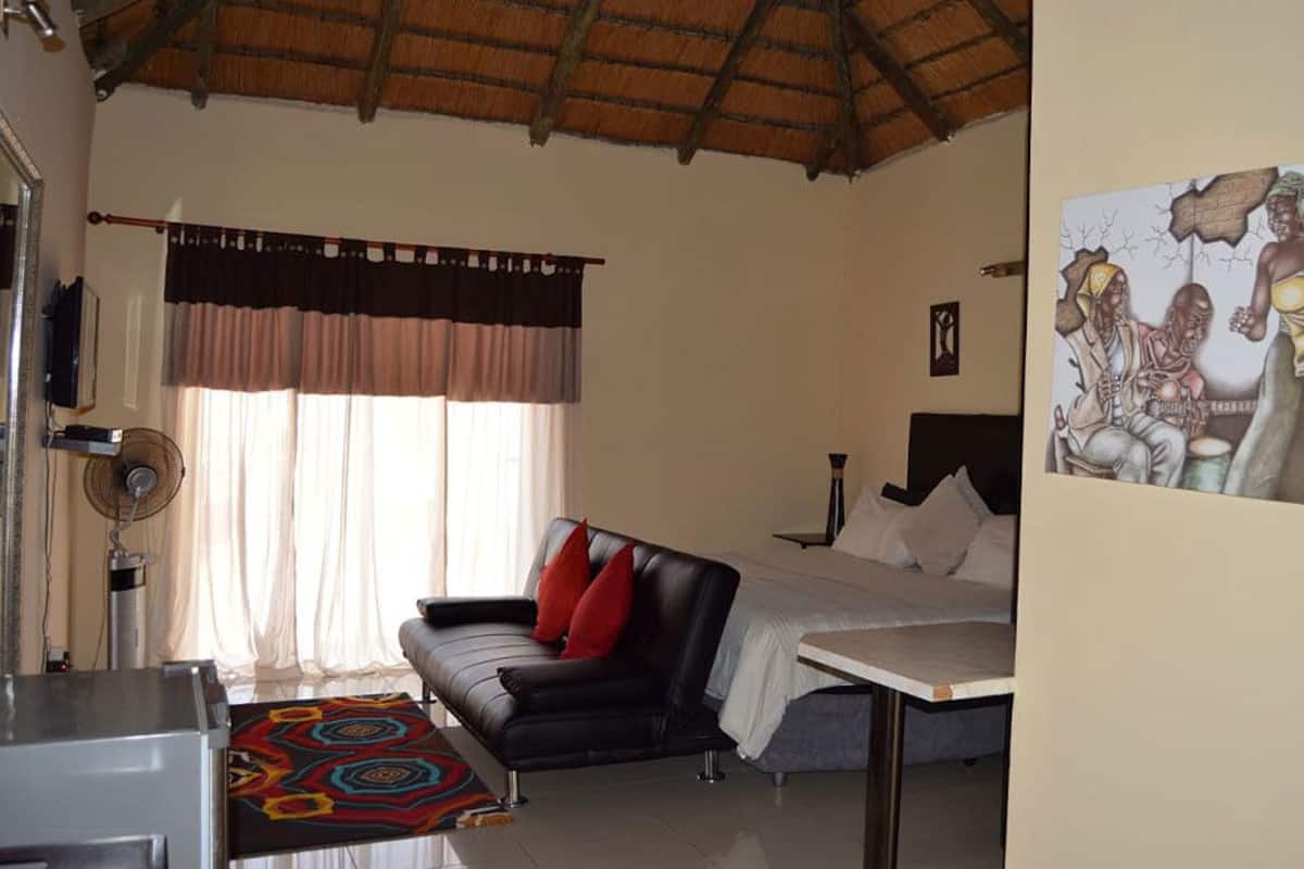 Double Room (Johnathan) | Desk, bed sheets