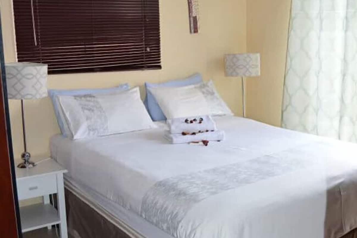 Chalet | Desk, bed sheets