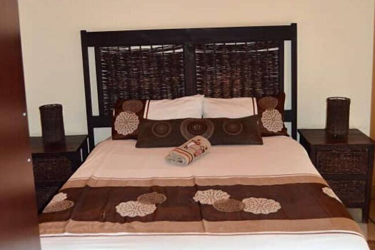 Standard Room (Ingrid) | Desk, bed sheets
