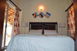 Standard Room (Khulekani) | Desk, bed sheets