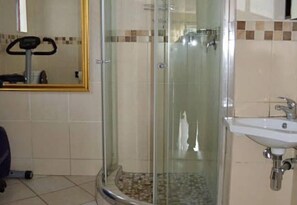 Chalet | Bathroom | Deep soaking tub, free toiletries, towels - Rantsho Lifestyle Guesthouse (Moses Kotane)
