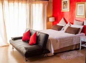 Habitación doble (Red) | Escritorio y ropa de cama 