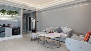 Privilege, Suite, 1 King Bed | Minibar, in-room safe, iron/ironing board (on request), WiFi (free) - Mercure Xian North (Xi'an)