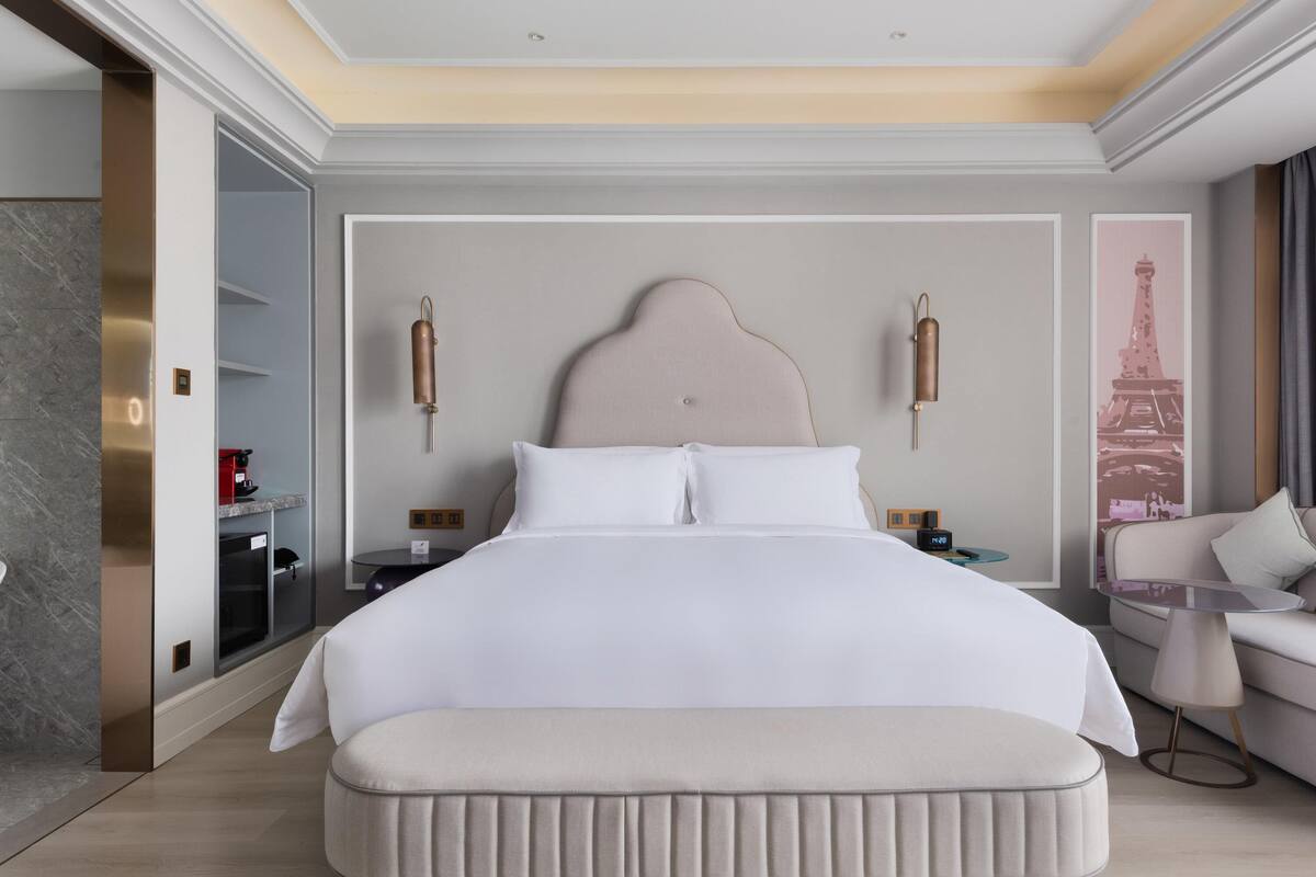 Deluxe Room, 1 King Bed | 1 bedroom, minibar, in-room safe, iron/ironing board