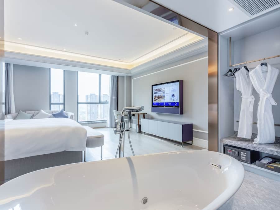 Jetted bathtub