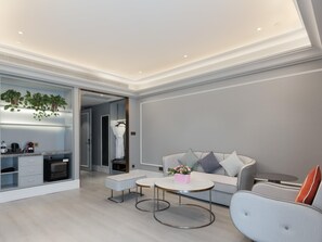 Privilege, Suite, 1 kingsize bed | Een minibar, een kluis op de kamer, een strijkplank/strijkijzer