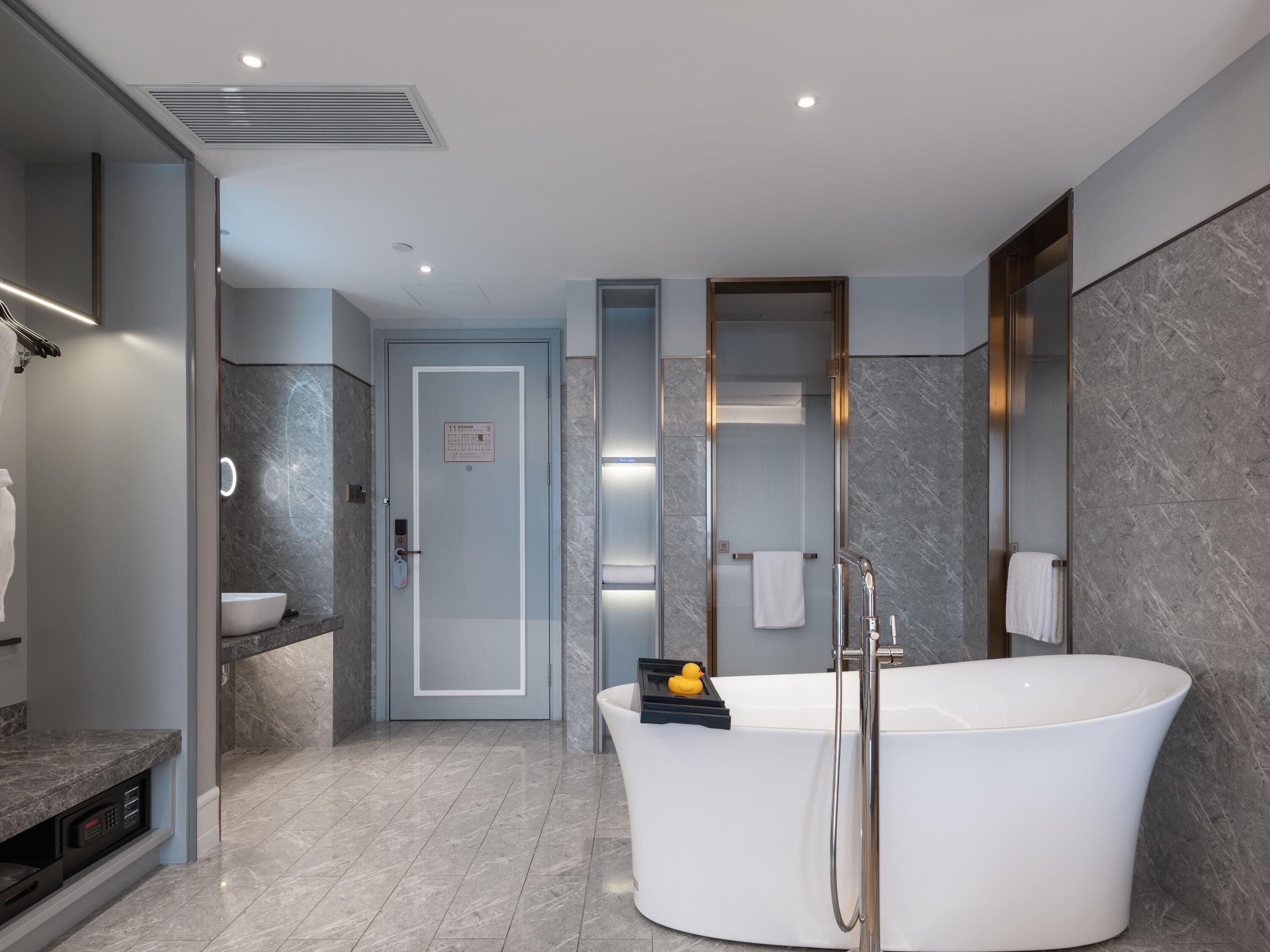 Deluxe Room, 1 King Bed | Minibar, in-room safe, iron/ironing board, free WiFi