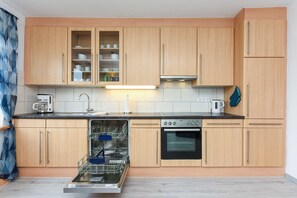 Køleskab, mikrobølgeovn, opvaskemaskine, højstol