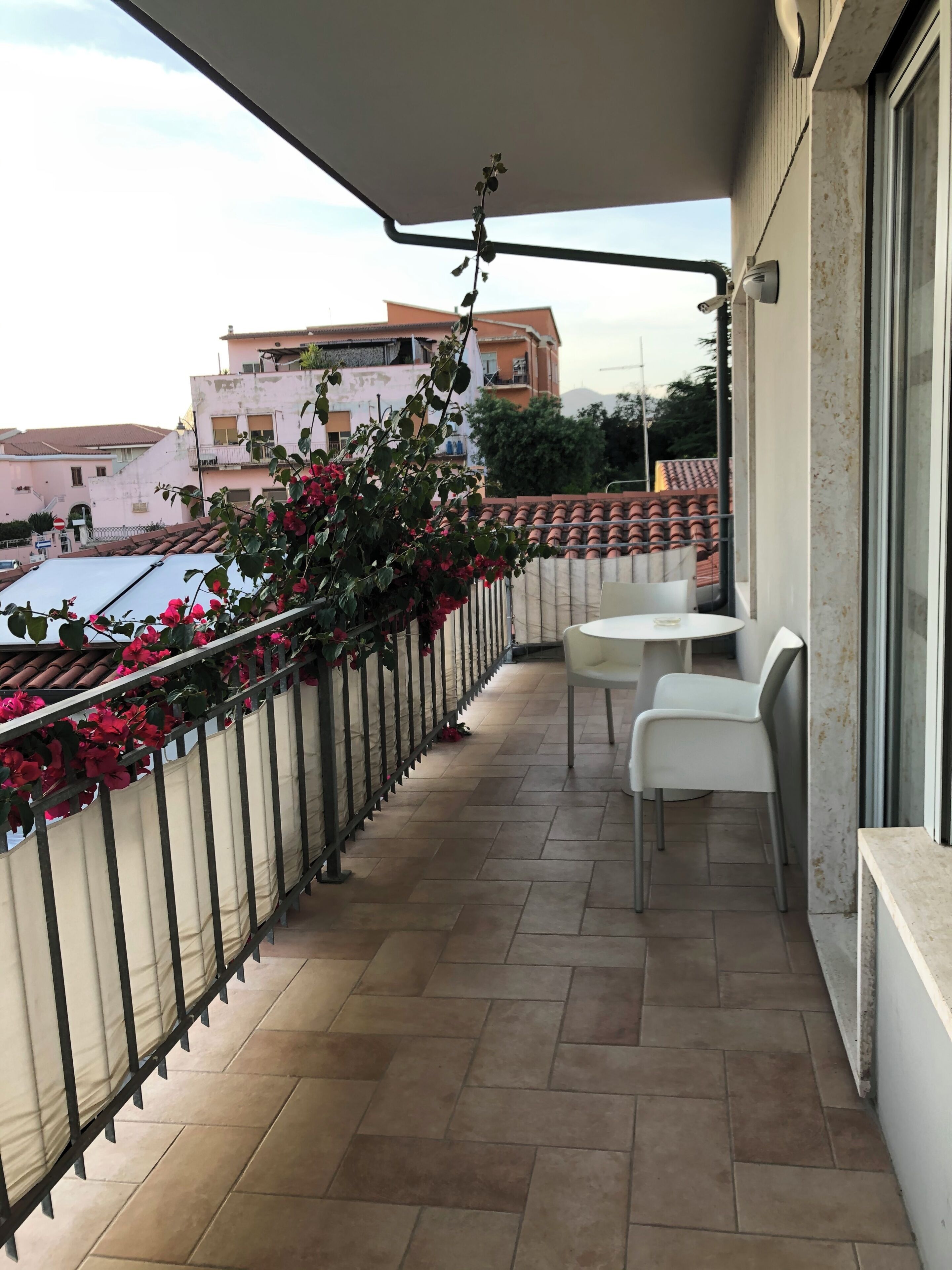 Escritorio, cortinas opacas, tabla de planchar con plancha y wifi gratis