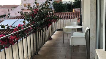 Escritorio, cortinas blackout y tabla de planchar con plancha