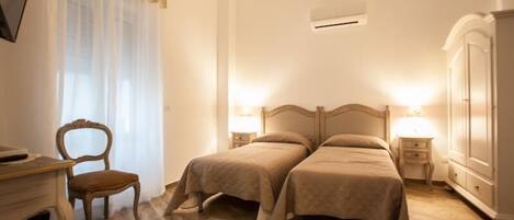 Chambre Confort, 2 lits jumeaux, accessible aux personnes Ă mobilitĂ© rĂ©duite | Bureau, rideaux dâobscurcissement, fer et planche Ă repasser