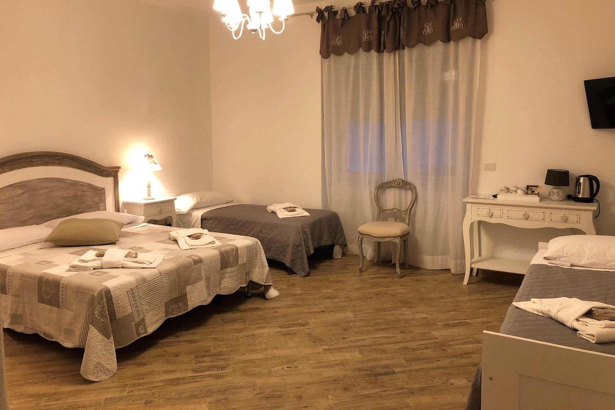 Deluxe-Vierbettzimmer | Schreibtisch, Verdunkelungsvorhänge, Bügeleisen/Bügelbrett