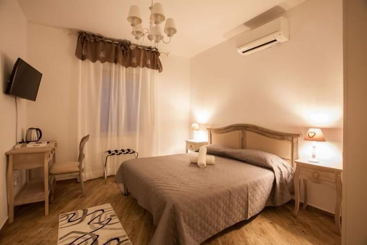 Standard-Doppelzimmer | Schreibtisch, Verdunkelungsvorhänge, Bügeleisen/Bügelbrett