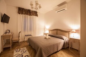 Escritorio, cortinas blackout y tabla de planchar con plancha