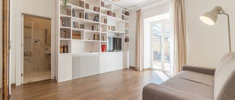 Departamento, 2 habitaciones | Sala de estar | Televisión de pantalla plana